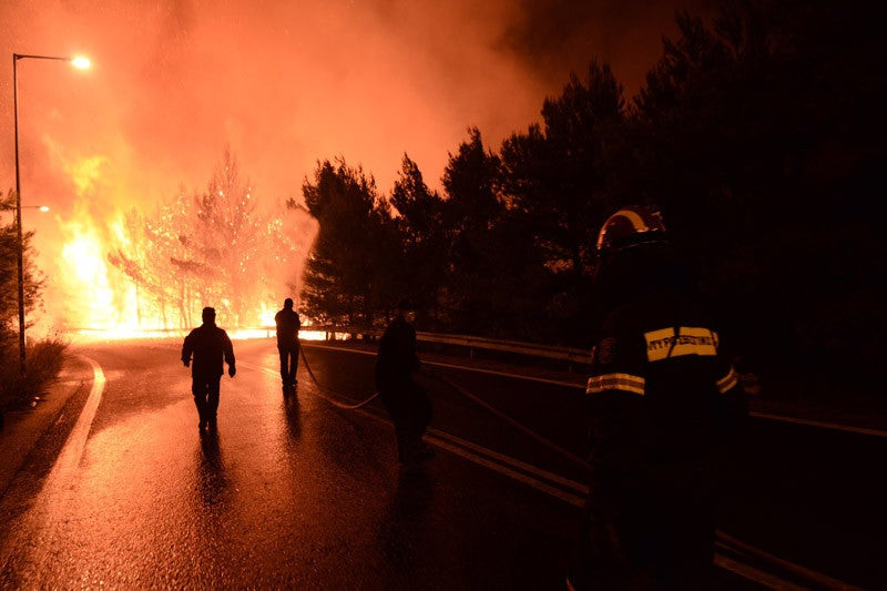 H συγκλονιστική φωτογραφία από το Reuters που αποτυπώνει πλήρως την εξάντληση των πυροσβεστών